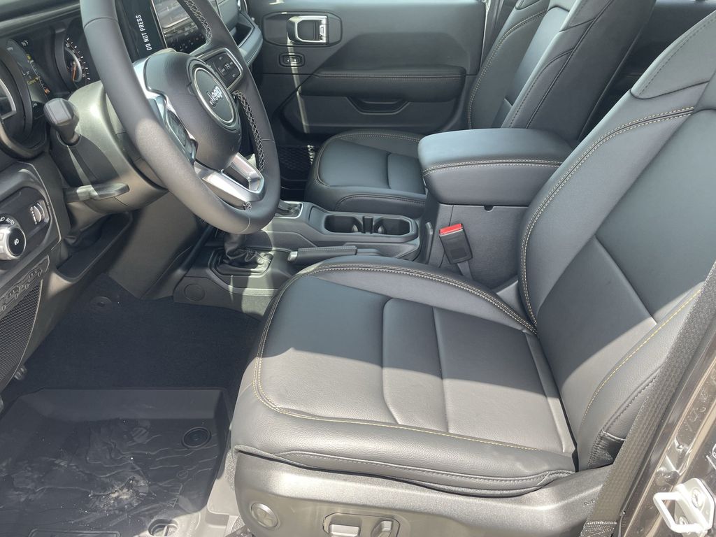 2025 Jeep Wrangler 4-Door Sahara - Photo 10