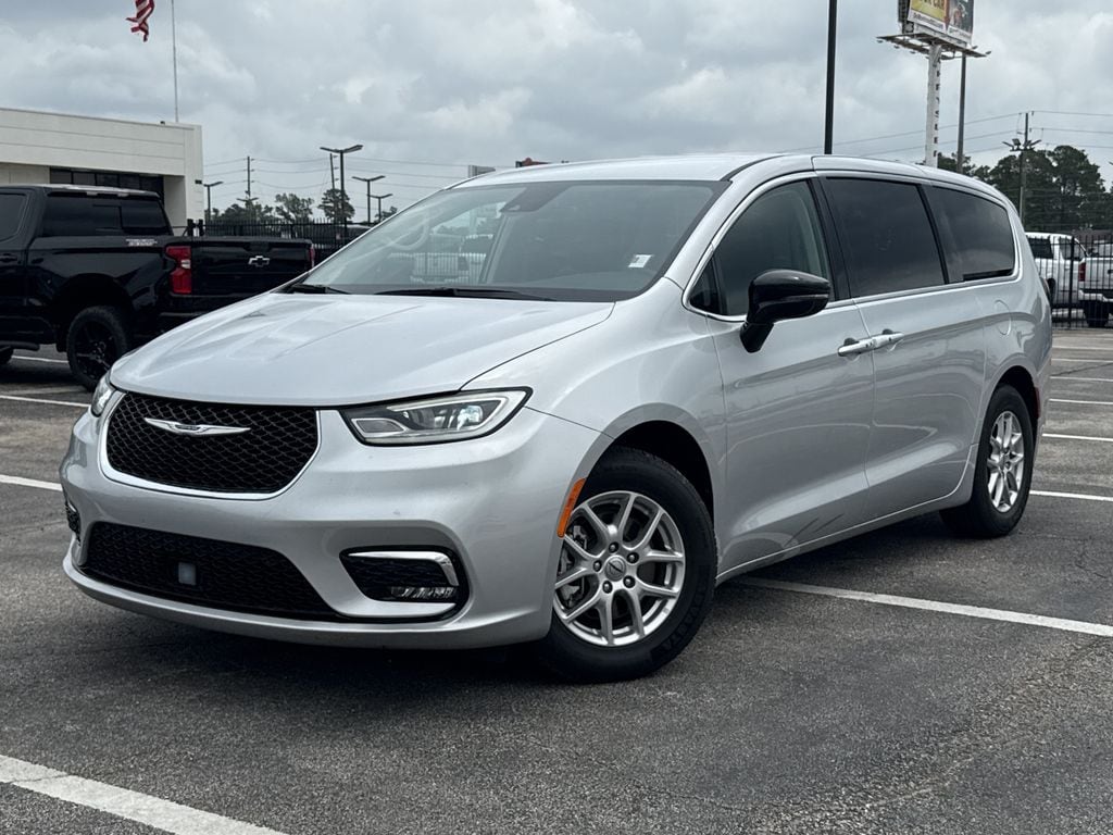 2024 Chrysler Pacifica Touring L's photo