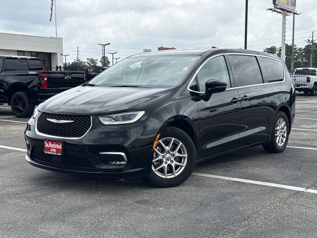 2024 Chrysler Pacifica Touring L's photo
