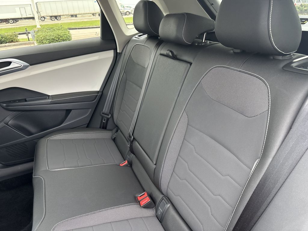 2025 Volkswagen Taos SE - Photo 21