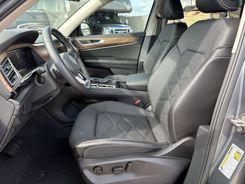 2024 Volkswagen Atlas SE w/Tech - Photo 11