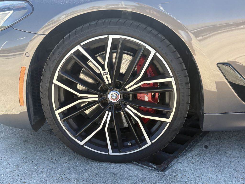 2023 BMW 5 Series M550i - Photo 9