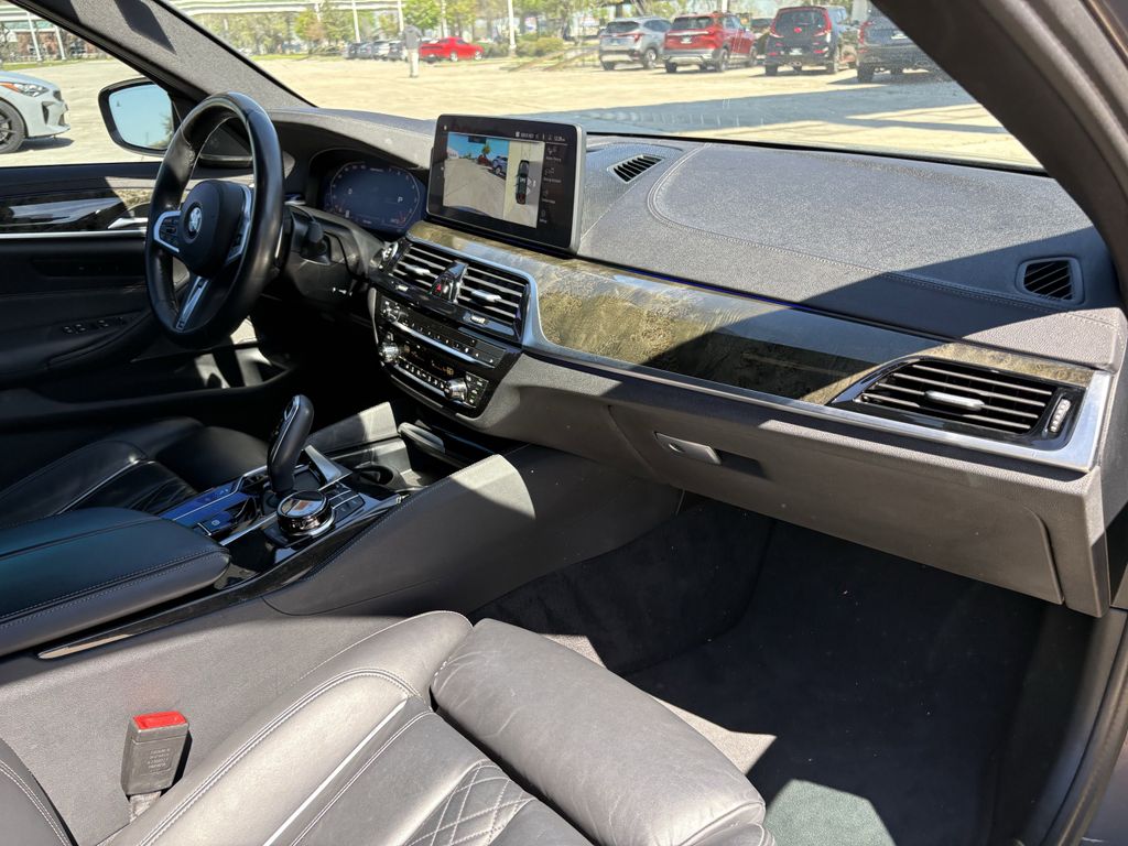 2023 BMW 5 Series M550i - Photo 28