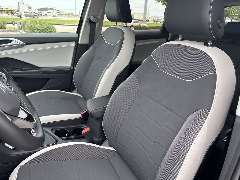 2025 Volkswagen Taos SE - Photo 10