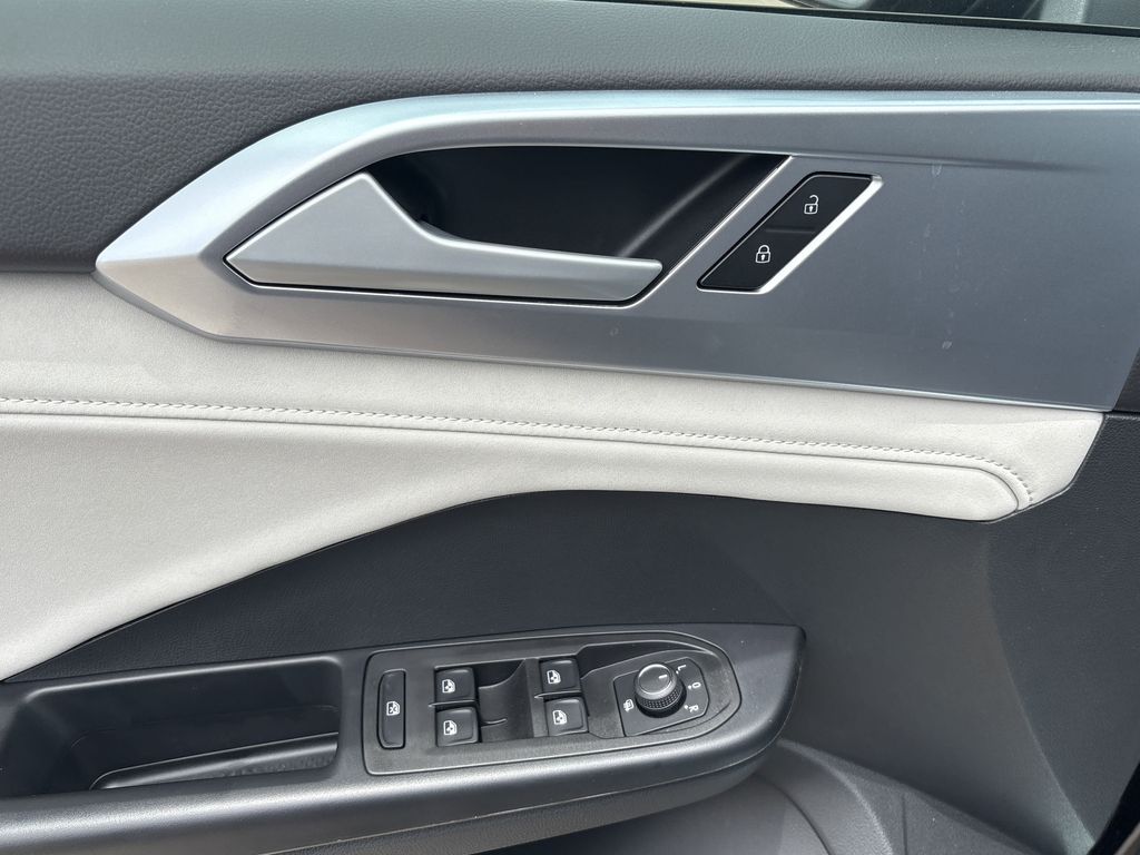 2025 Volkswagen Taos SE - Photo 9