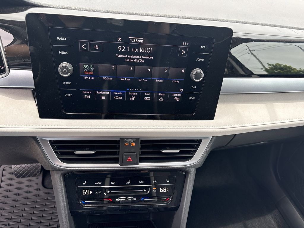 2025 Volkswagen Taos SE - Photo 14