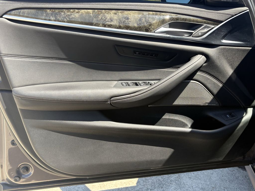 2023 BMW 5 Series M550i - Photo 10