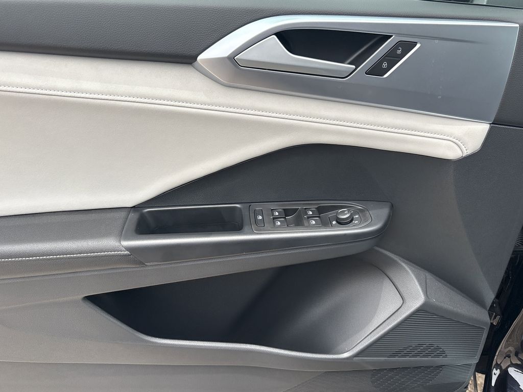 2025 Volkswagen Taos SE - Photo 8