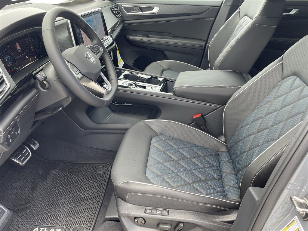 2025 Volkswagen Atlas Cross Sport SEL Premium R-Line photo 4