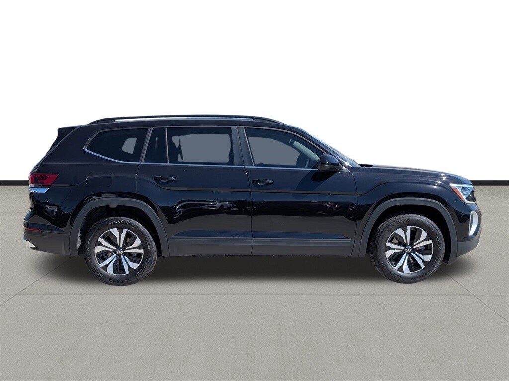 2026 Volkswagen Atlas SE photo 2