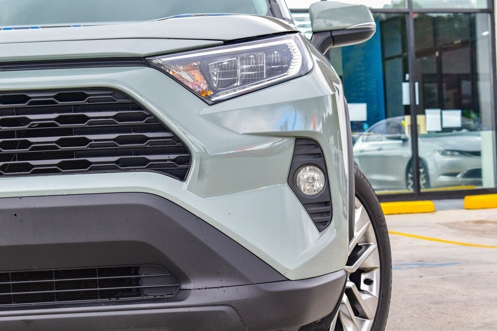 2021 Toyota RAV4 XLE Premium photo 3