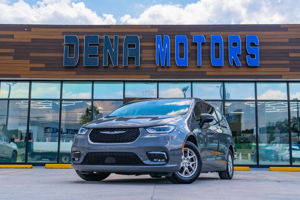 2023 Chrysler Pacifica Touring L's photo