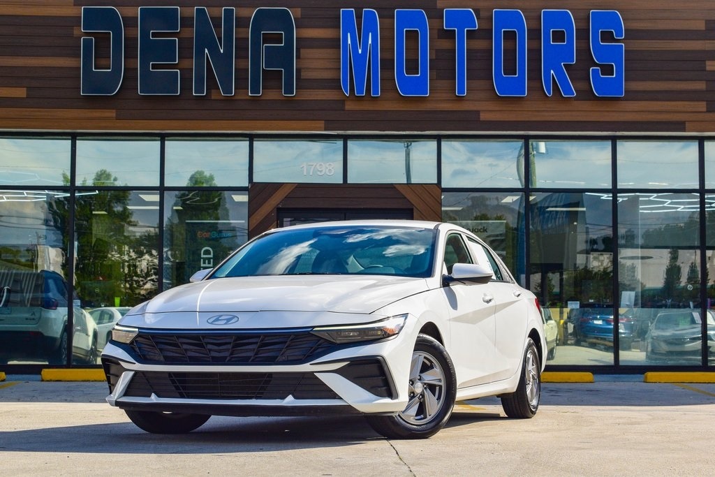 Used 2025 Hyundai Elantra SE Sedan