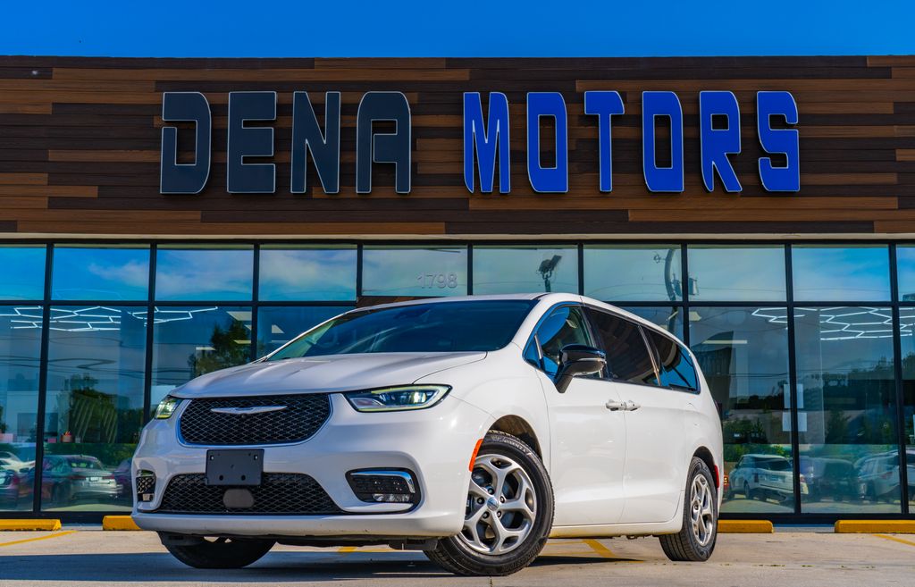 2024 Chrysler Pacifica Limited's photo