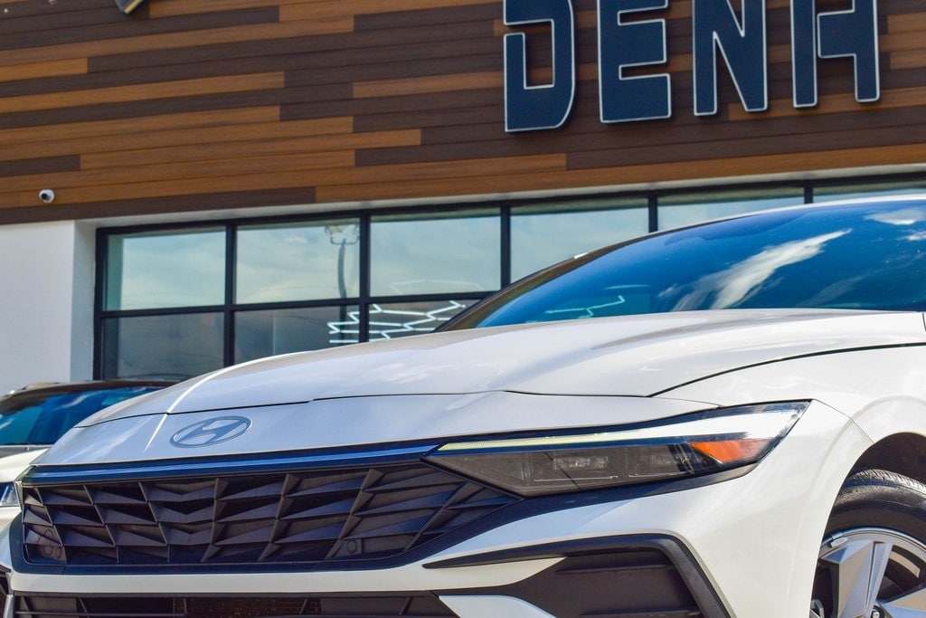 Used 2025 Hyundai Elantra SE Sedan