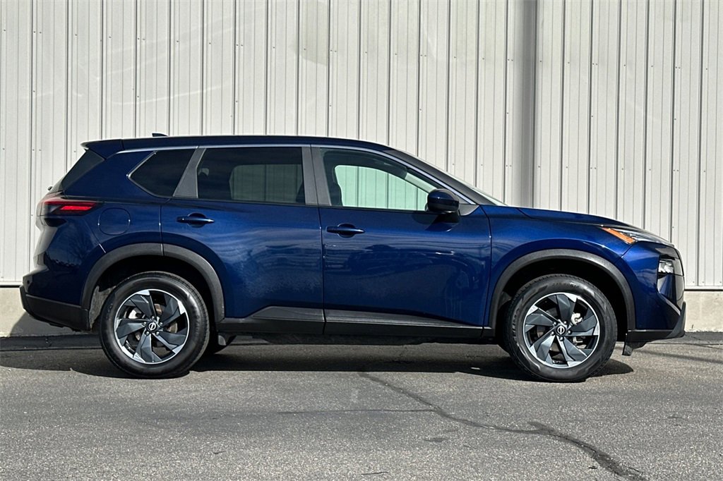 2025 Nissan Rogue SV photo 2