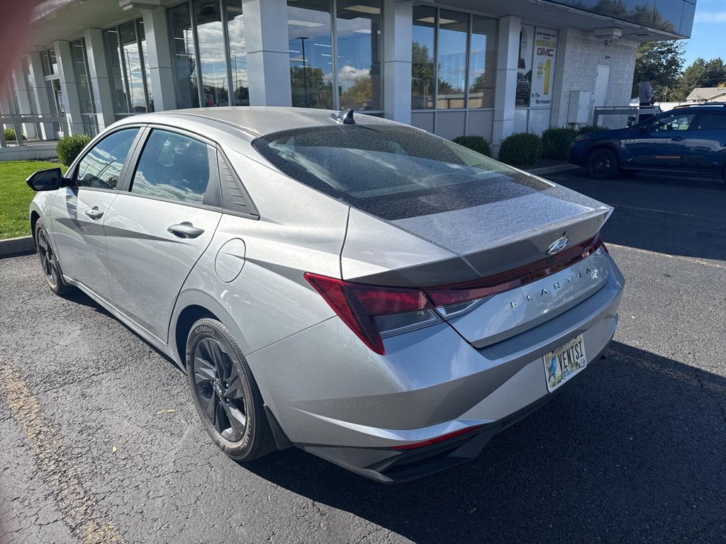 2022 Hyundai Elantra SEL photo 3