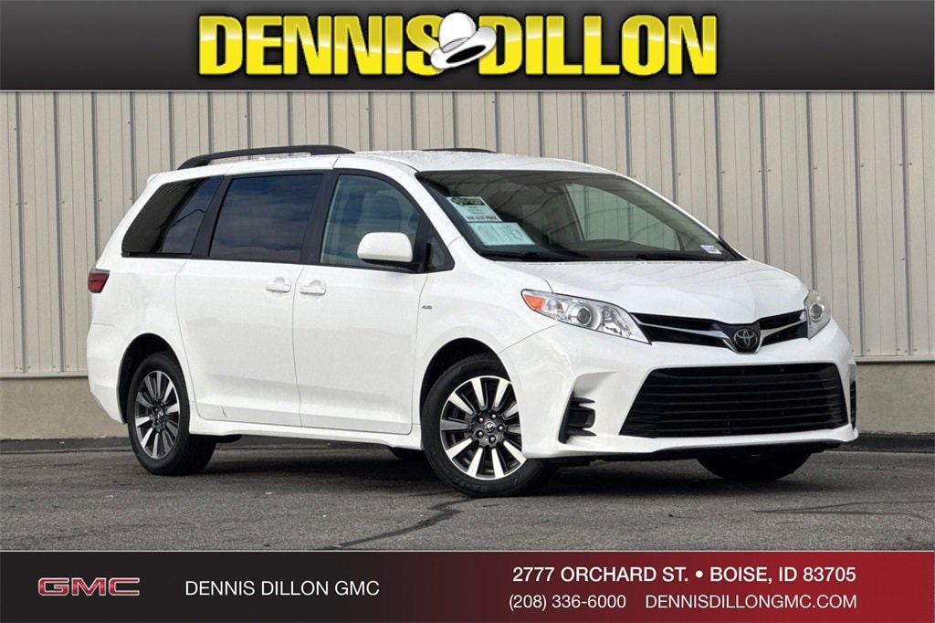 2020 Toyota Sienna LE's photo