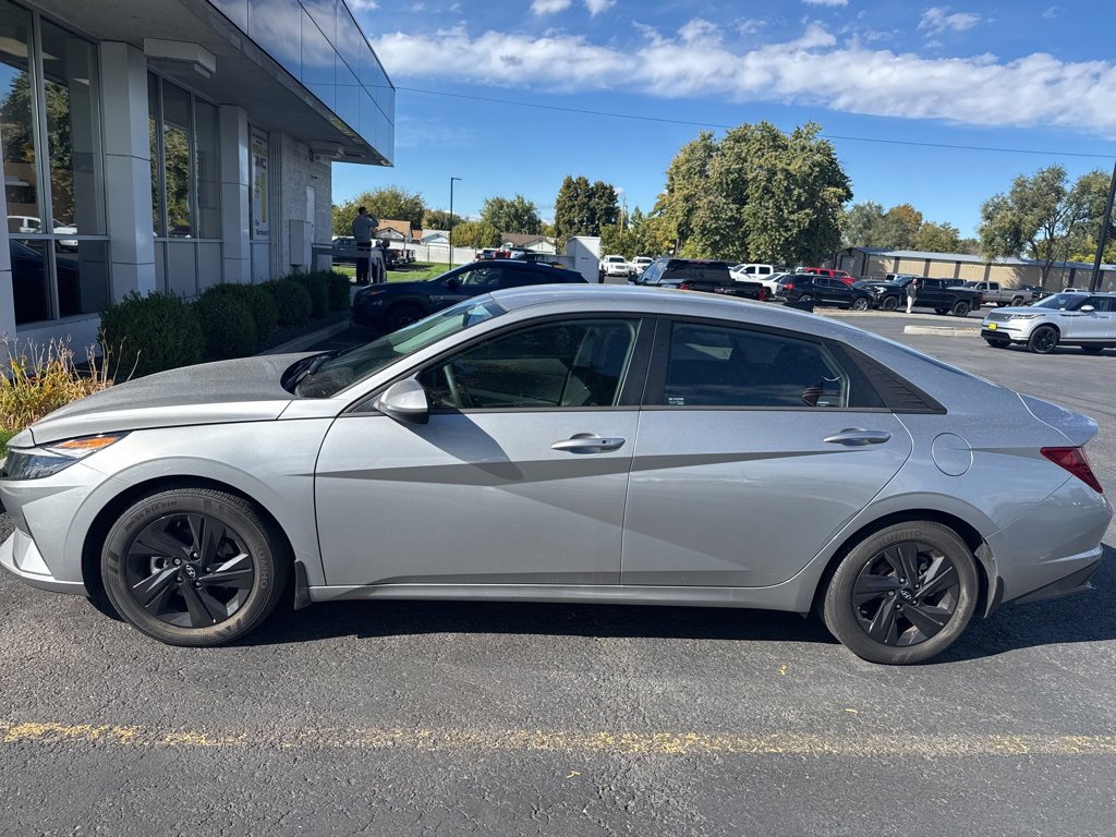2022 Hyundai Elantra SEL photo 2
