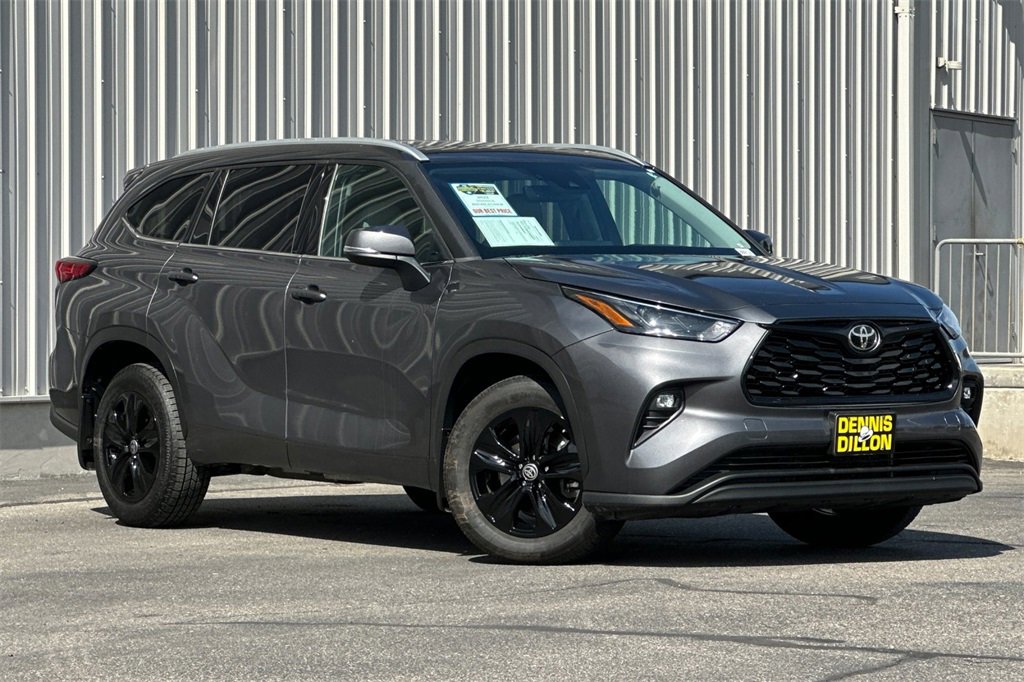 2022 Toyota Highlander XLE photo 2