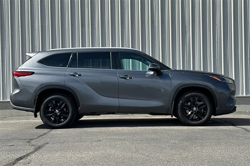 2022 Toyota Highlander XLE photo 3