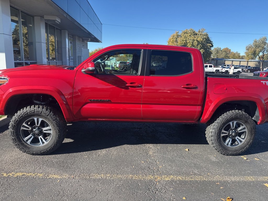 2019 Toyota Tacoma TRD Sport photo 2
