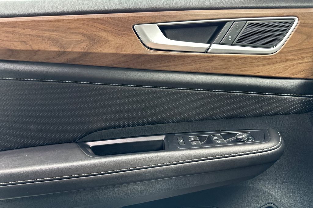 2024 Volkswagen Atlas SE w/Tech - Photo 11