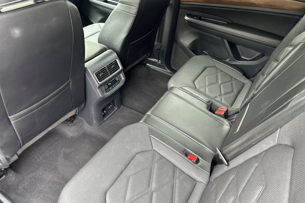 2024 Volkswagen Atlas SE w/Tech - Photo 12