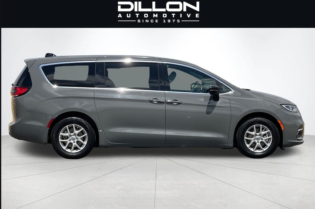 Used 2025 Chrysler Pacifica Select Minivan/Van