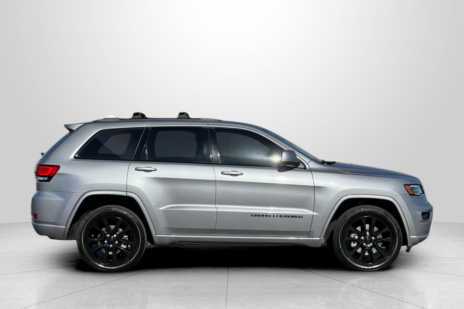 2021 Jeep Grand Cherokee Laredo X photo 3