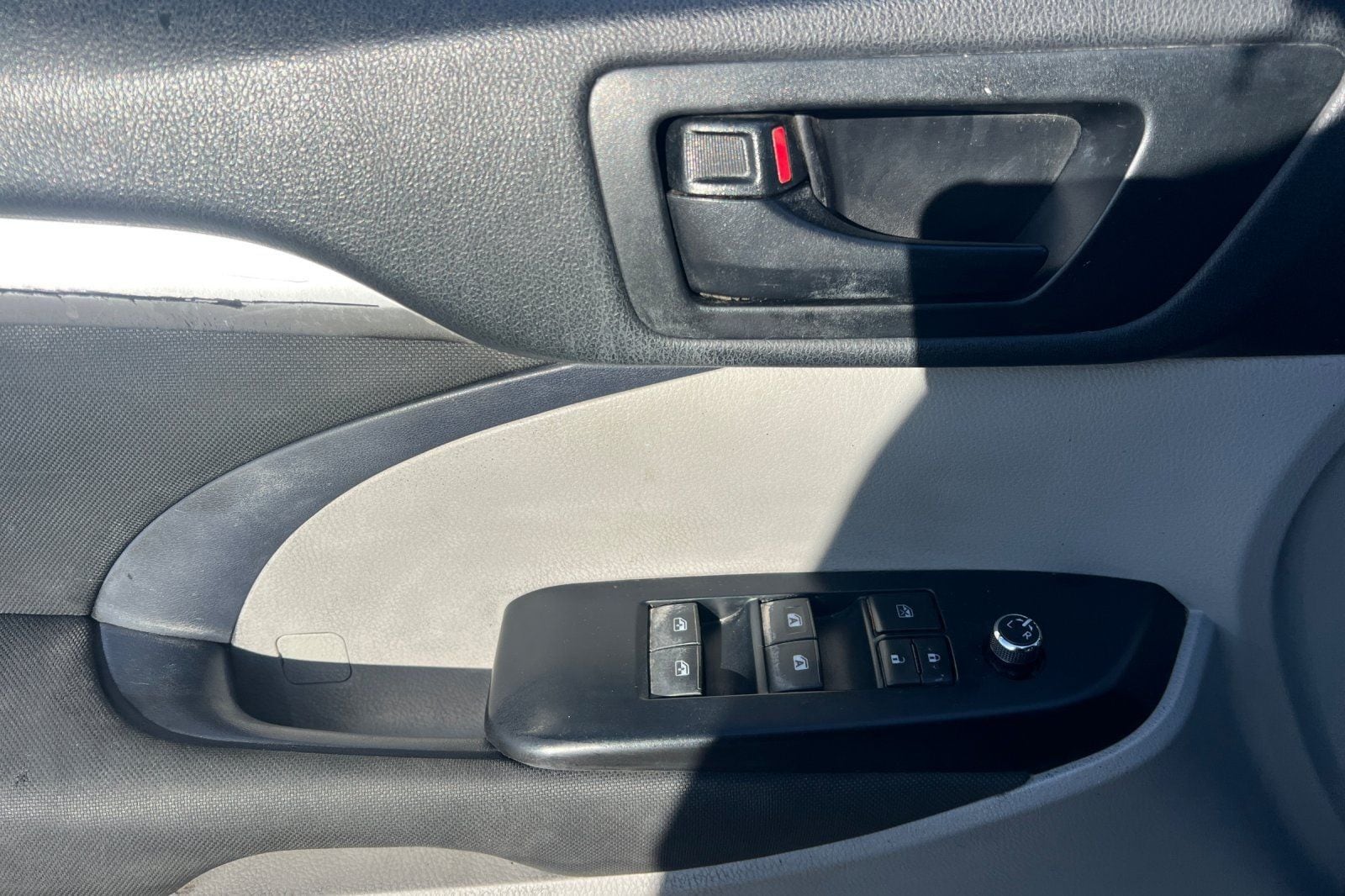 2019 Toyota Highlander LE - Photo 8
