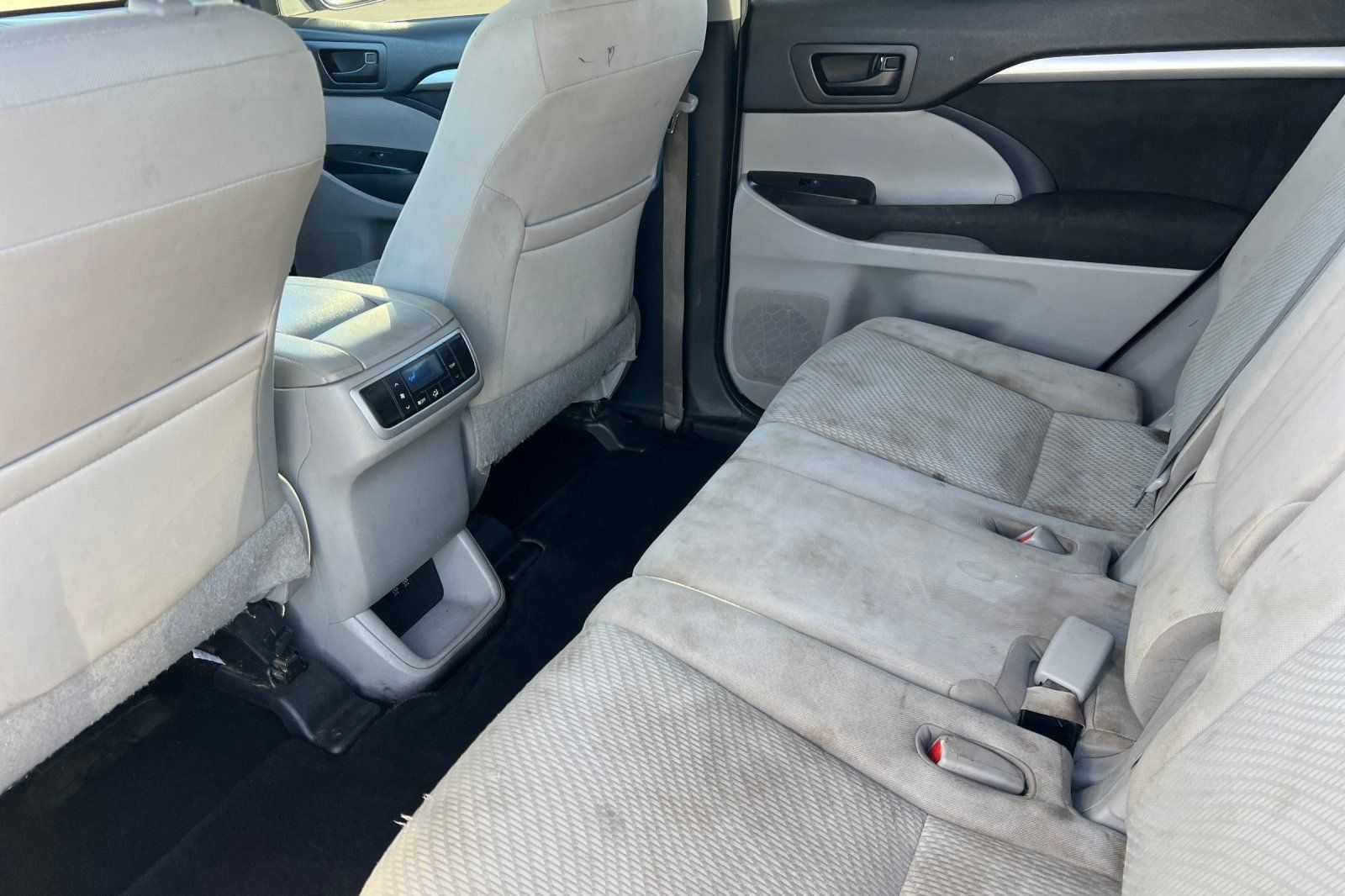 2019 Toyota Highlander LE - Photo 9