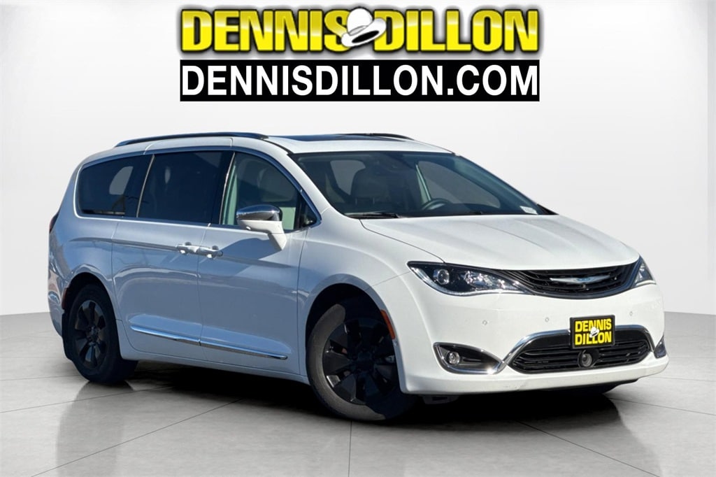 2018 Chrysler Pacifica Hybrid Limited's photo