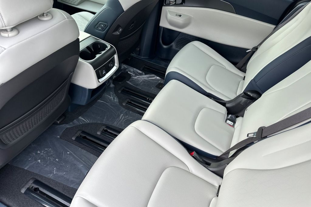 2025 Kia Carnival SX - Photo 11