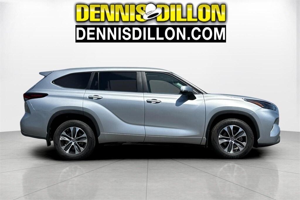 2024 Toyota Highlander XLE photo 2