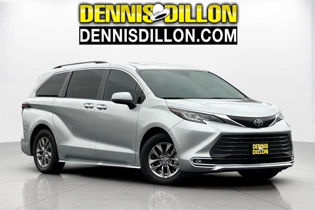 2023 Toyota Sienna XLE's photo