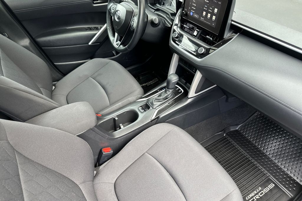 2024 Toyota Corolla Cross LE - Photo 16