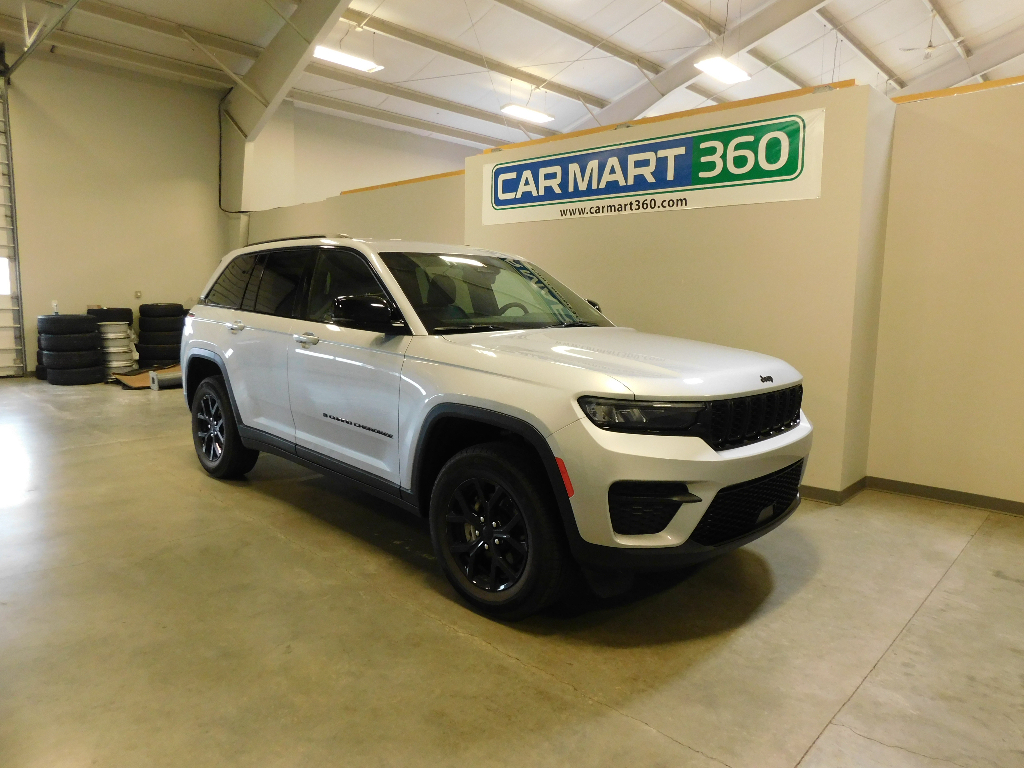 Used 2025 Jeep Grand Cherokee Altitude
