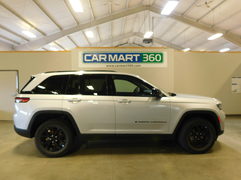 Used 2025 Jeep Grand Cherokee Altitude