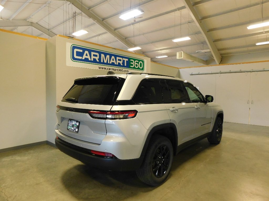 Used 2025 Jeep Grand Cherokee Altitude