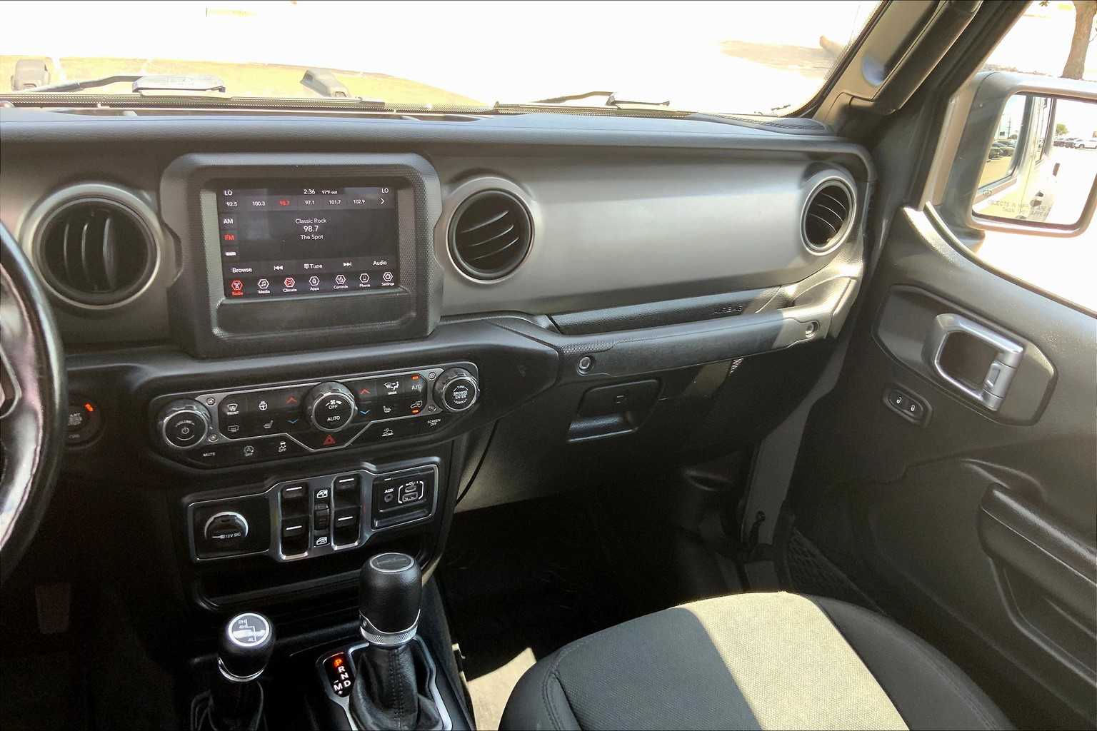2021 Jeep Gladiator Willys photo 4