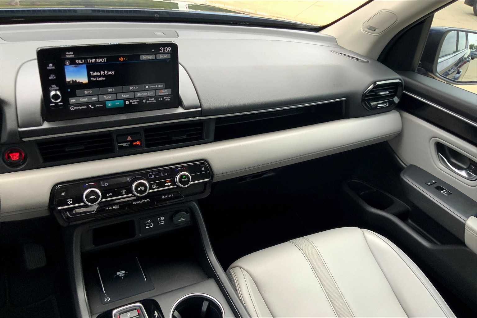 2025 Honda Pilot Touring photo 4