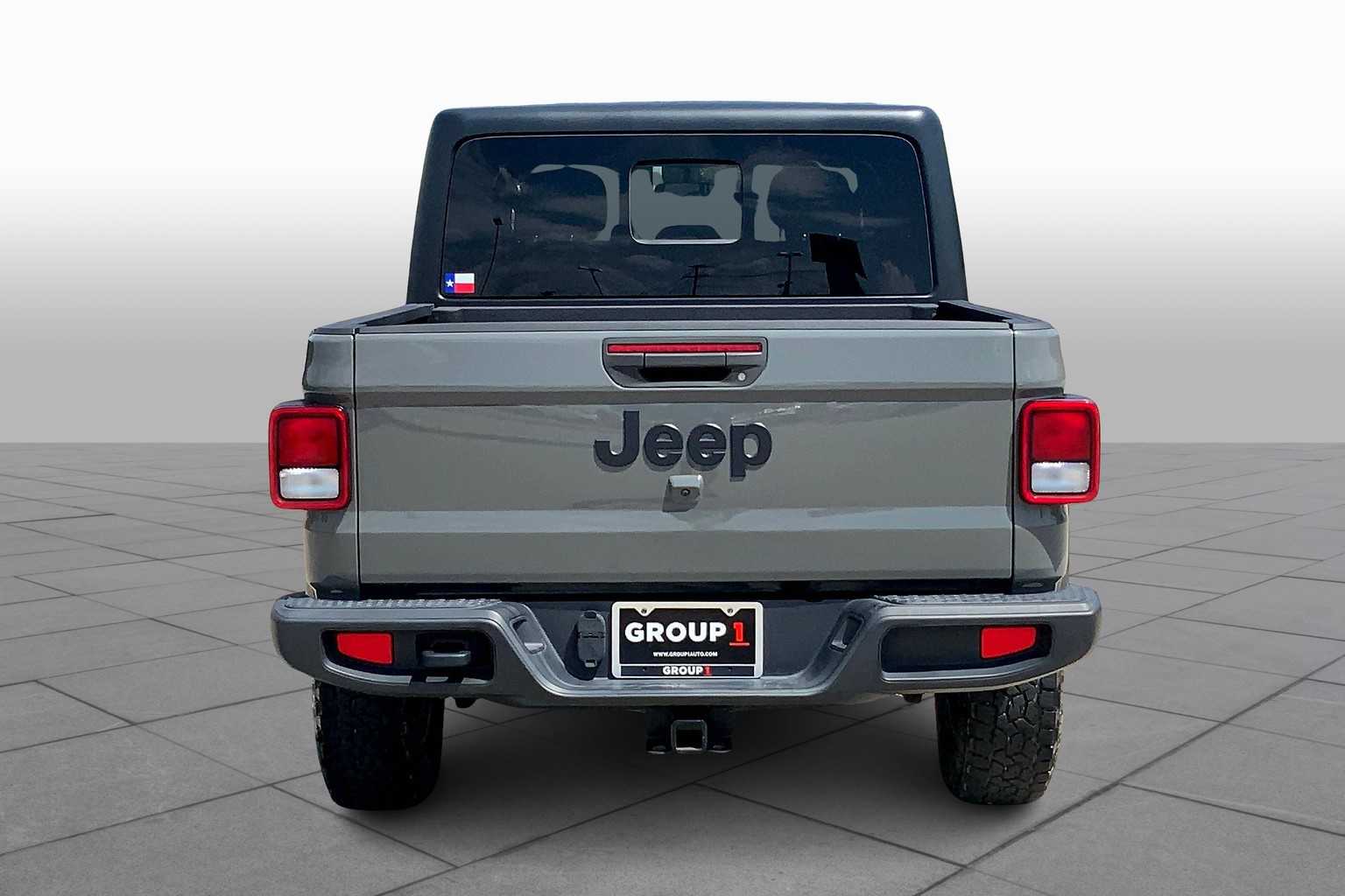 2021 Jeep Gladiator Willys photo 3
