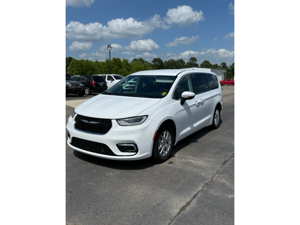 2023 Chrysler Pacifica Touring L's photo