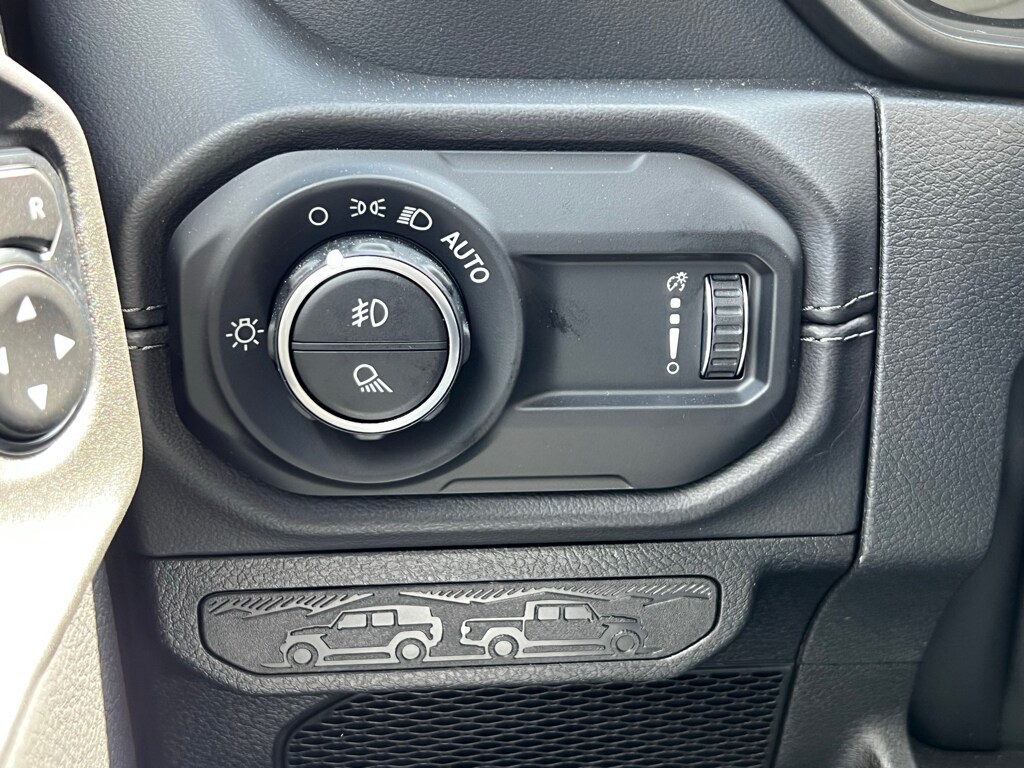 2026 Jeep Gladiator Sahara - Photo 21