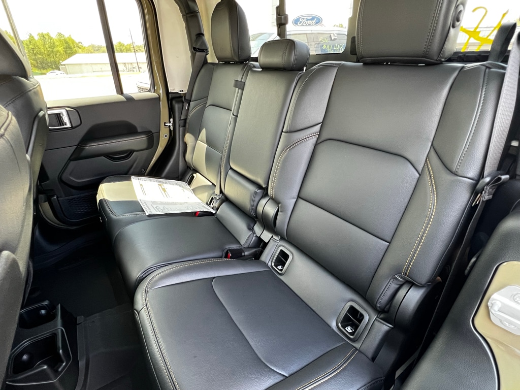 2026 Jeep Gladiator Sahara - Photo 17