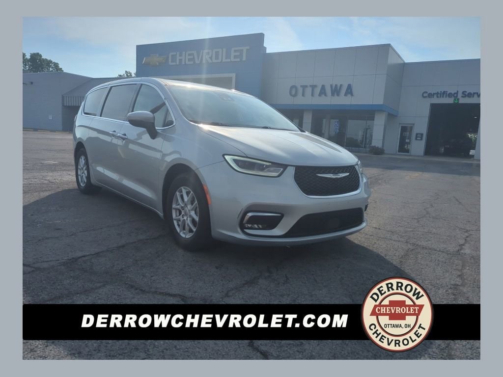 2023 Chrysler Pacifica Touring L's photo