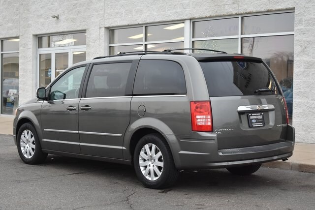 2010 Chrysler Town & Country Touring photo 4
