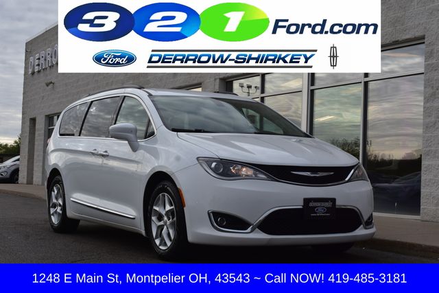 2017 Chrysler Pacifica Touring-L's photo