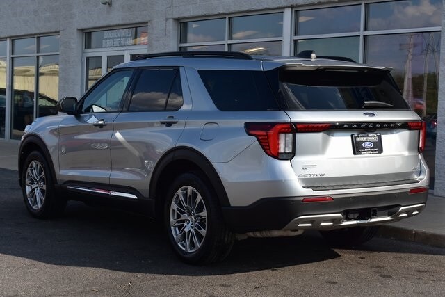2025 Ford Explorer photo 3